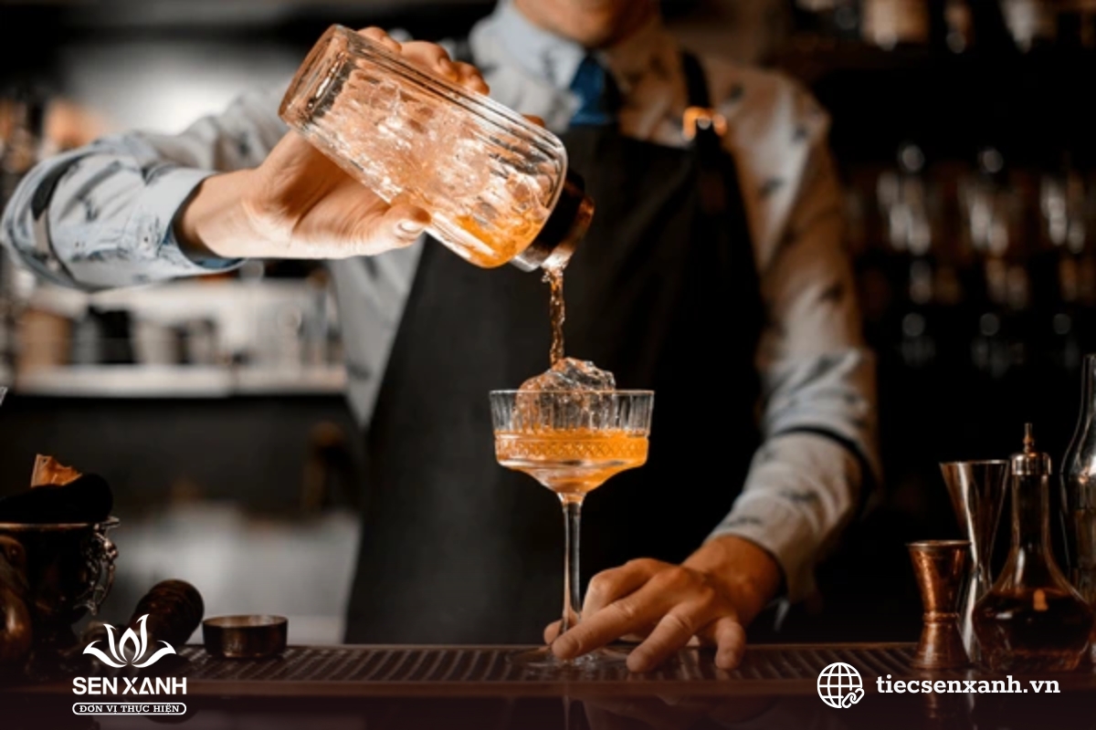 Nh&acirc;n vi&ecirc;n phục vụ tiệc cocktail chuy&ecirc;n nghiệp