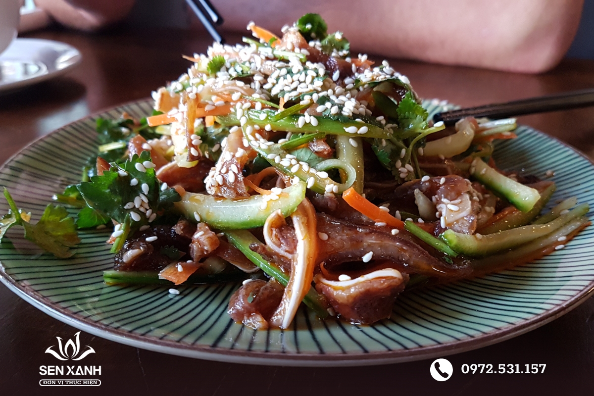 Nộm rau tai heo c&oacute; thể l&agrave;m m&oacute;n khai vị cho tiệc tại nh&agrave;