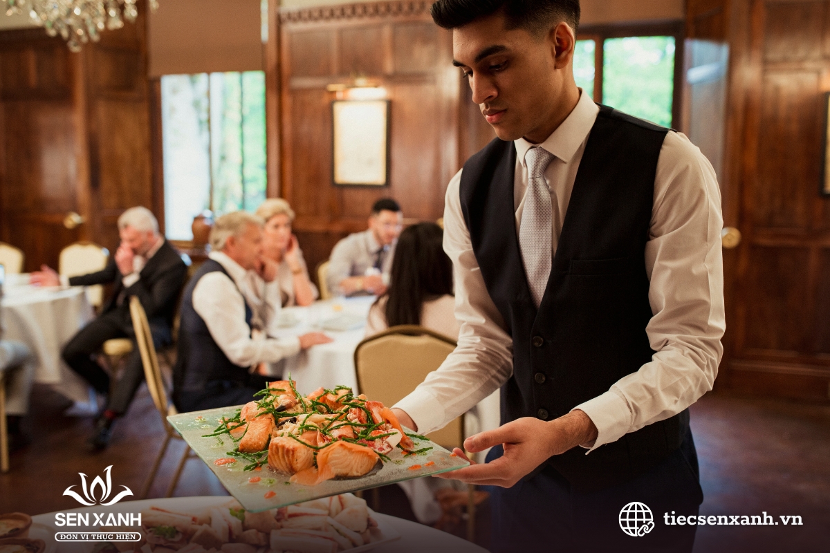 Phục vụ m&oacute;n ch&iacute;nh chuy&ecirc;n nghiệp tại tiệc sự kiện