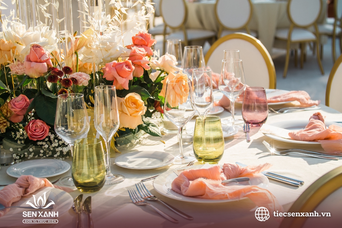 Phục vụ tiệc 20-11 trọn g&oacute;i setup b&agrave;n tiệc