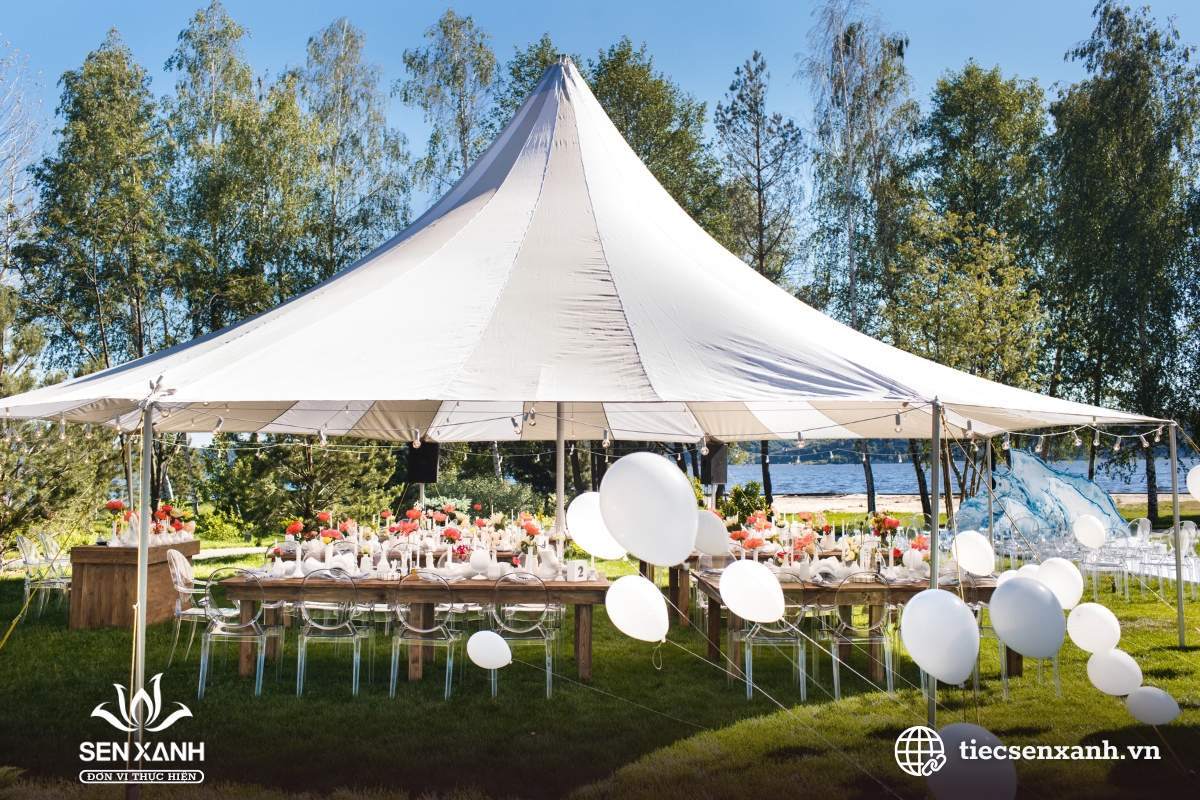 Sự kiện ngo&agrave;i trời được che bạt để ứng ph&oacute; với thời tiết xấu