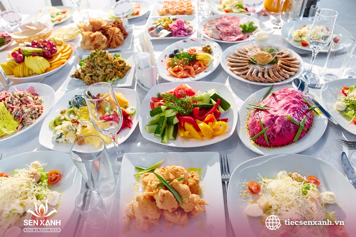Tiệc buffet 20-11 phong ph&uacute; với nhiều m&oacute;n ăn hấp dẫn