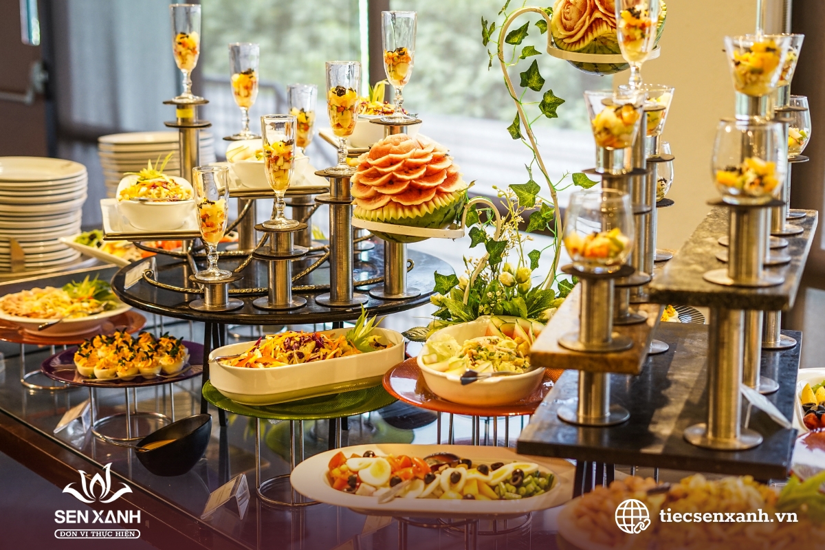 &nbsp;Tiệc buffet 20-11 sang trọng được b&agrave;y tr&iacute; đẹp mắt.