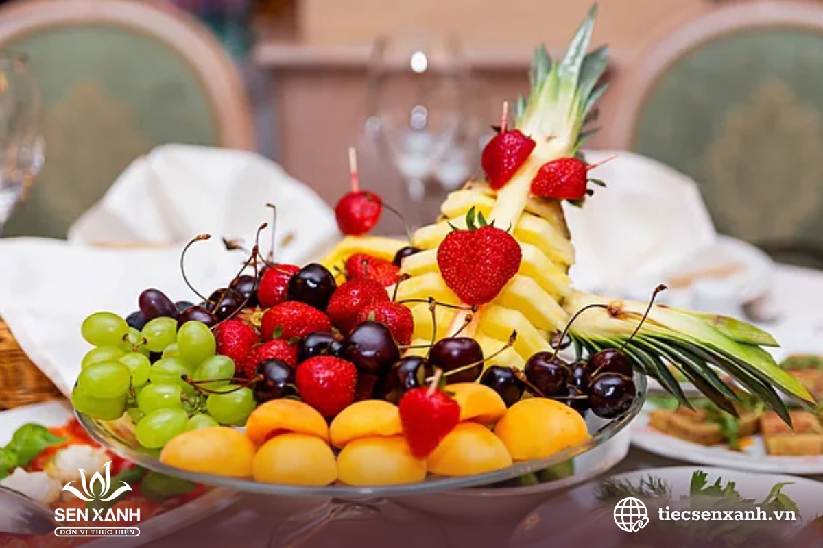 Tiệc buffet hoa quả kết hợp nhiều m&agrave;u sắc&nbsp;