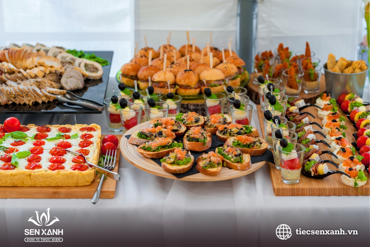 Tiệc finger food dễ di chuyển v&agrave; thưởng thức trong tiệc hội thảo
