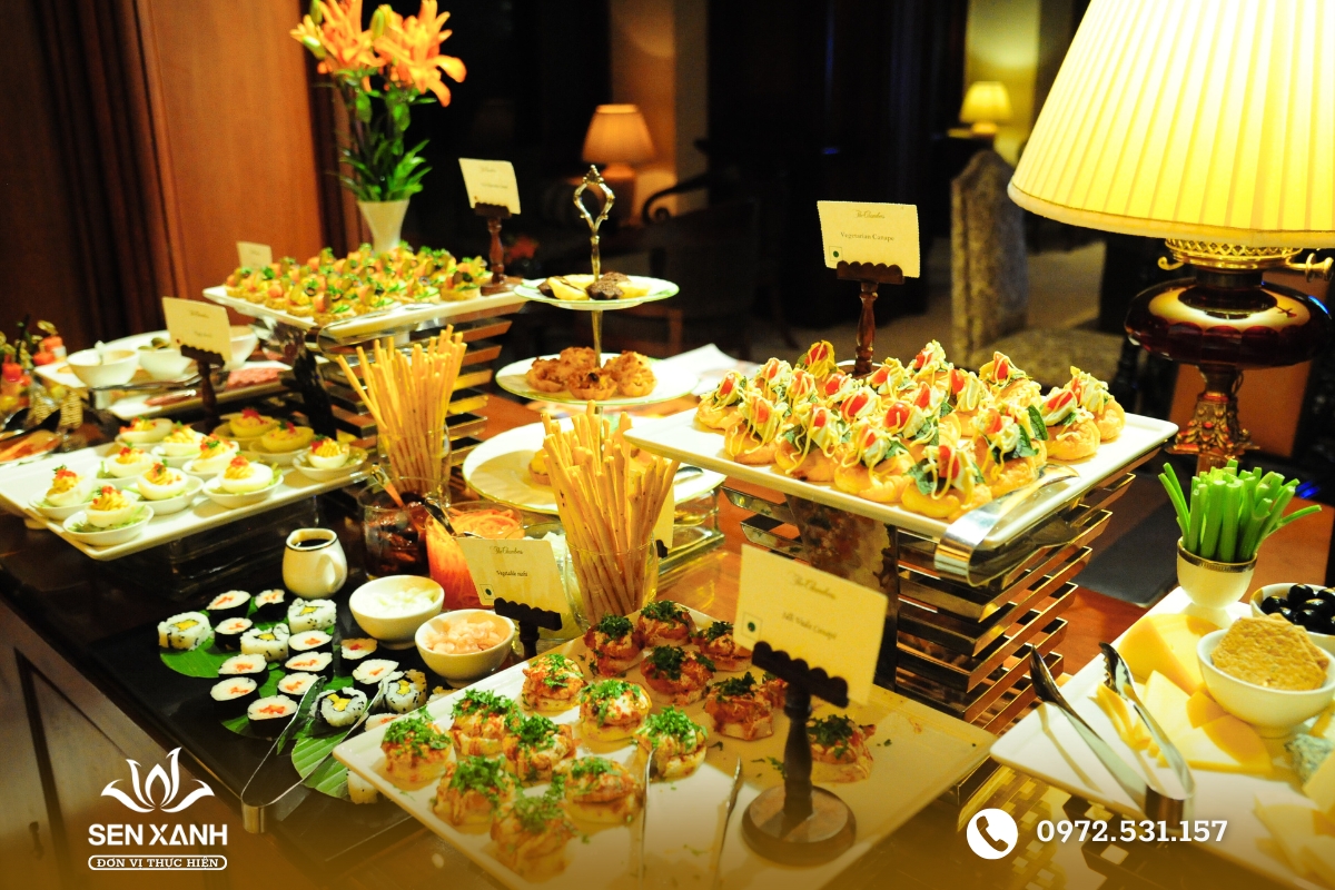 Tiệc finger food được sắp xếp tinh tế v&agrave; chuy&ecirc;n nghiệp