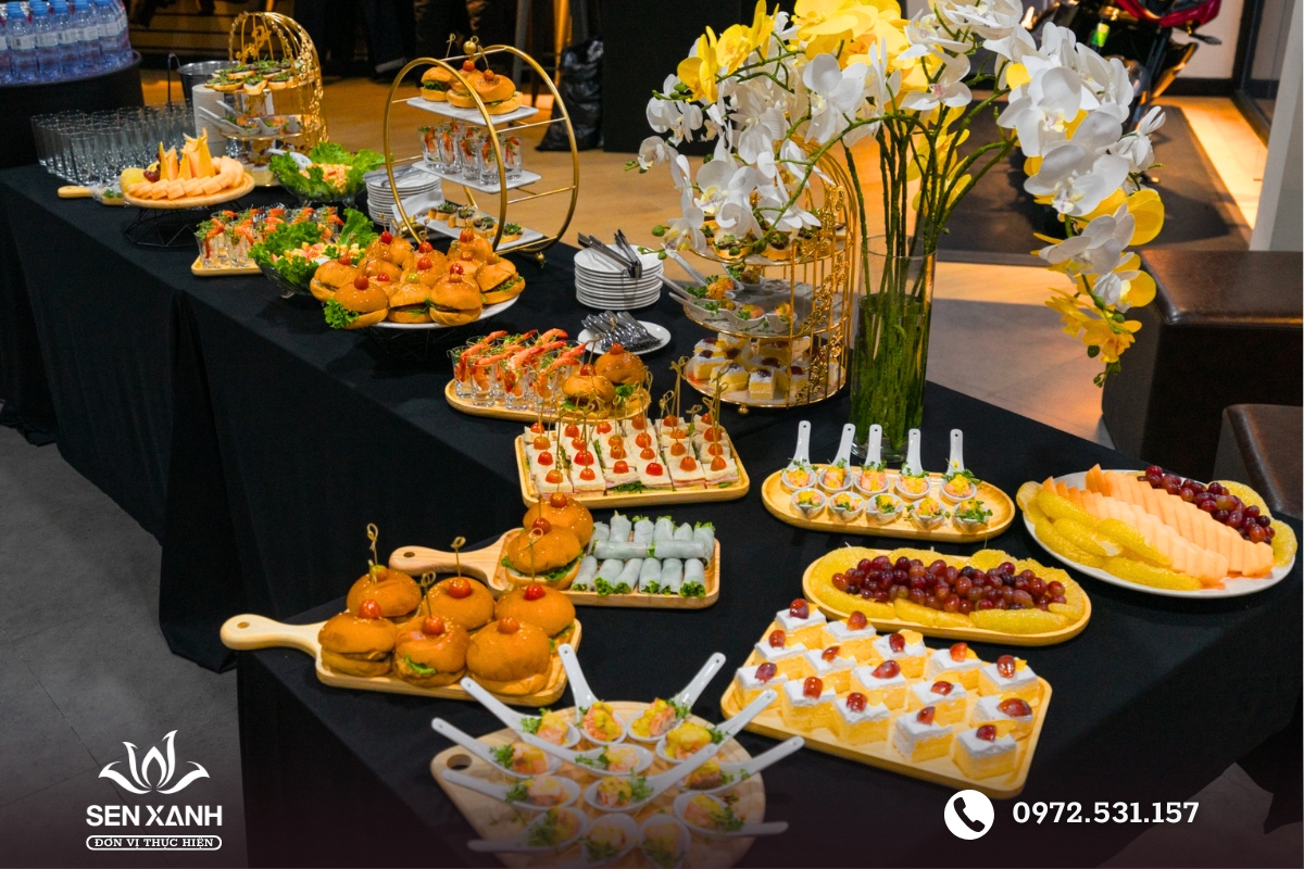 Tiệc finger food gọn g&agrave;ng, hiện đại tại văn ph&ograve;ng