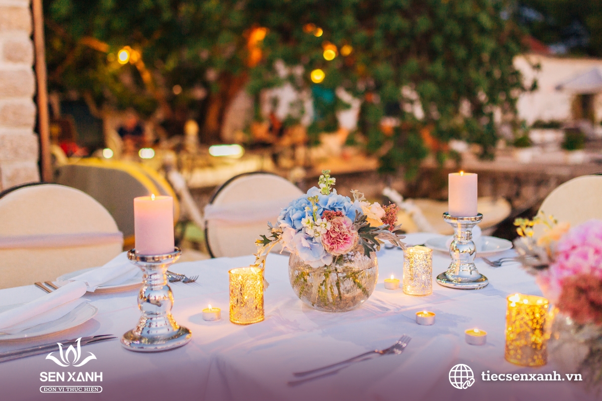 Tiệc lưu động ngo&agrave;i trời được trang tr&iacute; tinh tế