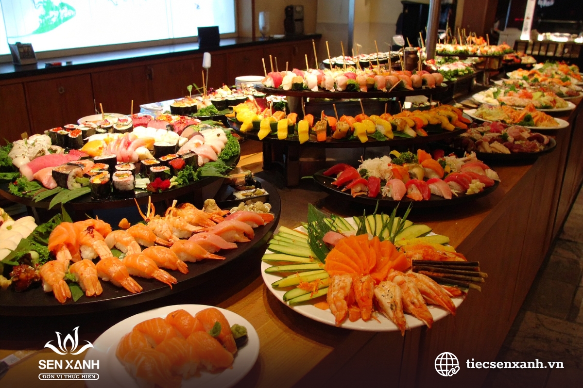 Tiệc lưu động trang tr&iacute; tinh tế với b&agrave;n tiệc buffet