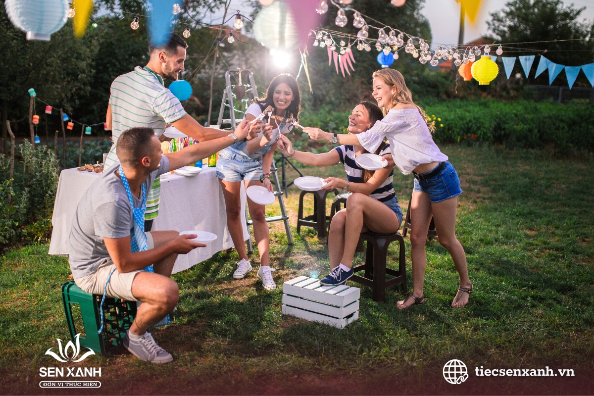 Tiệc ngo&agrave;i trời b&ecirc;n b&atilde;i cỏ xanh m&aacute;t v&agrave; tho&aacute;ng đ&atilde;ng.