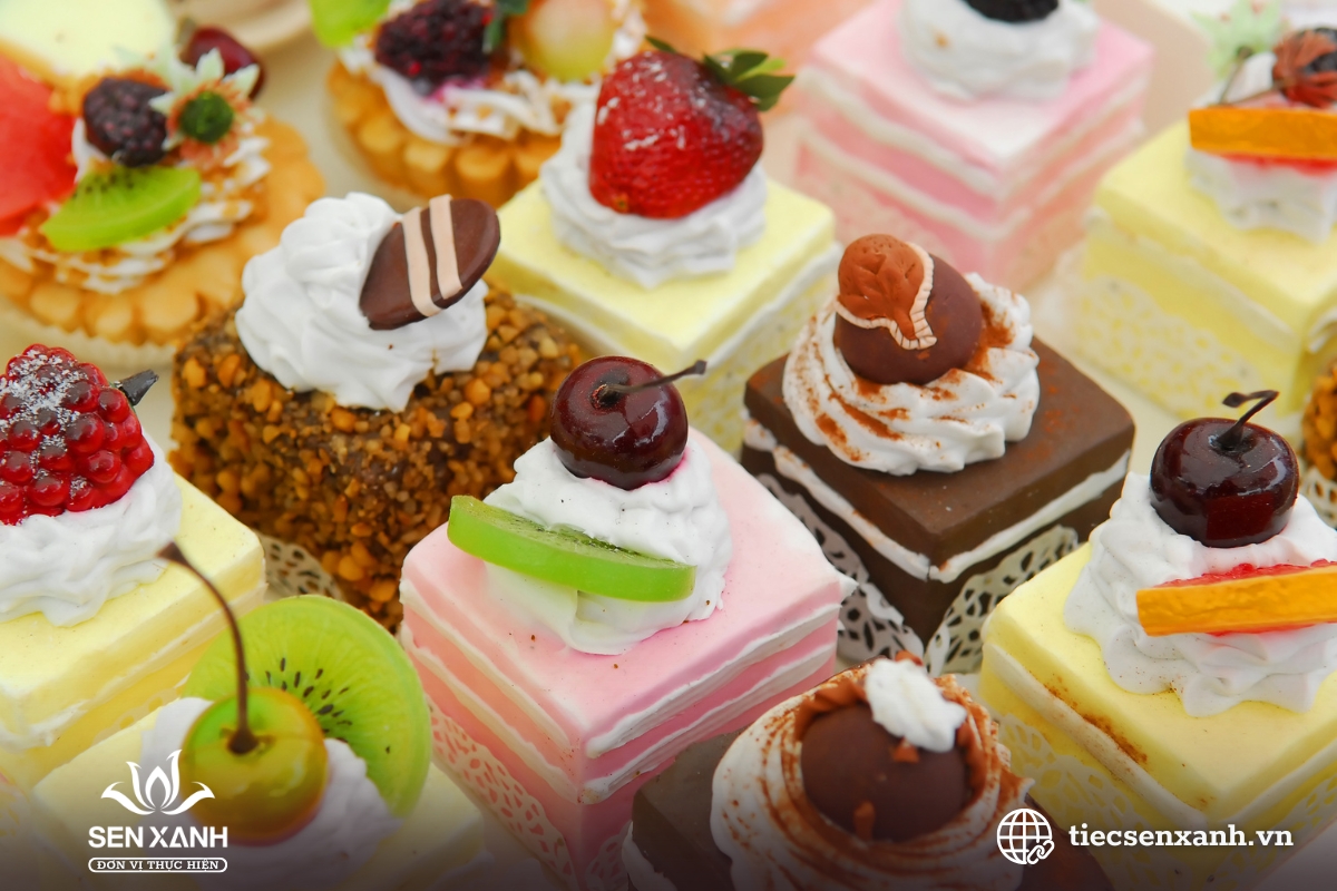 Tiệc teabreak gi&aacute; rẻ với b&aacute;nh ngọt v&agrave; tr&aacute;i c&acirc;y tươi tại sự kiện