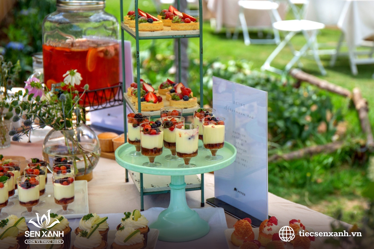 Tiệc teabreak ngo&agrave;i trời với phong c&aacute;ch hiện đại
