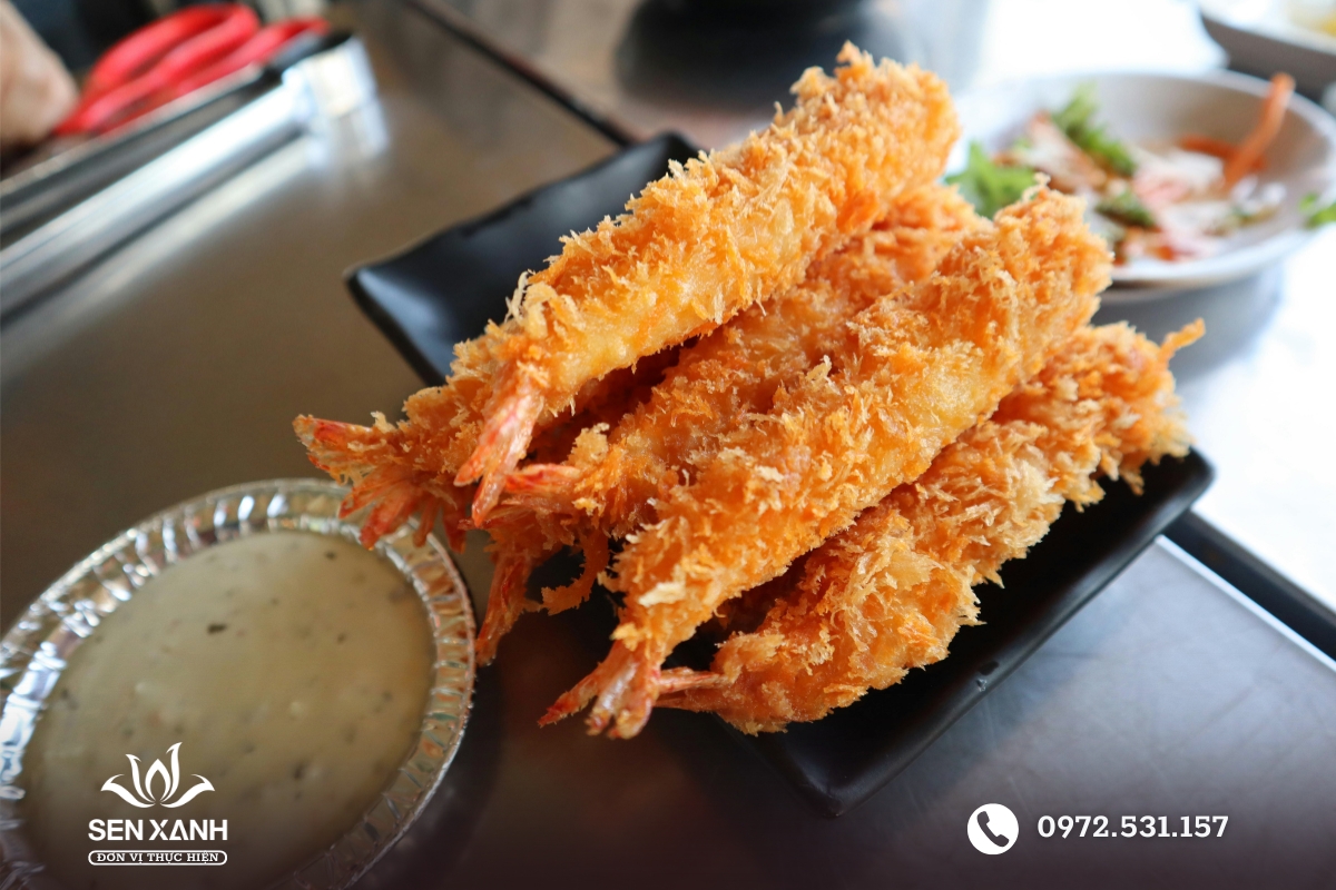 T&ocirc;m s&uacute; chi&ecirc;n ho&agrave;ng b&agrave;o v&agrave;ng gi&ograve;n trong bữa tiệc tại nh&agrave;