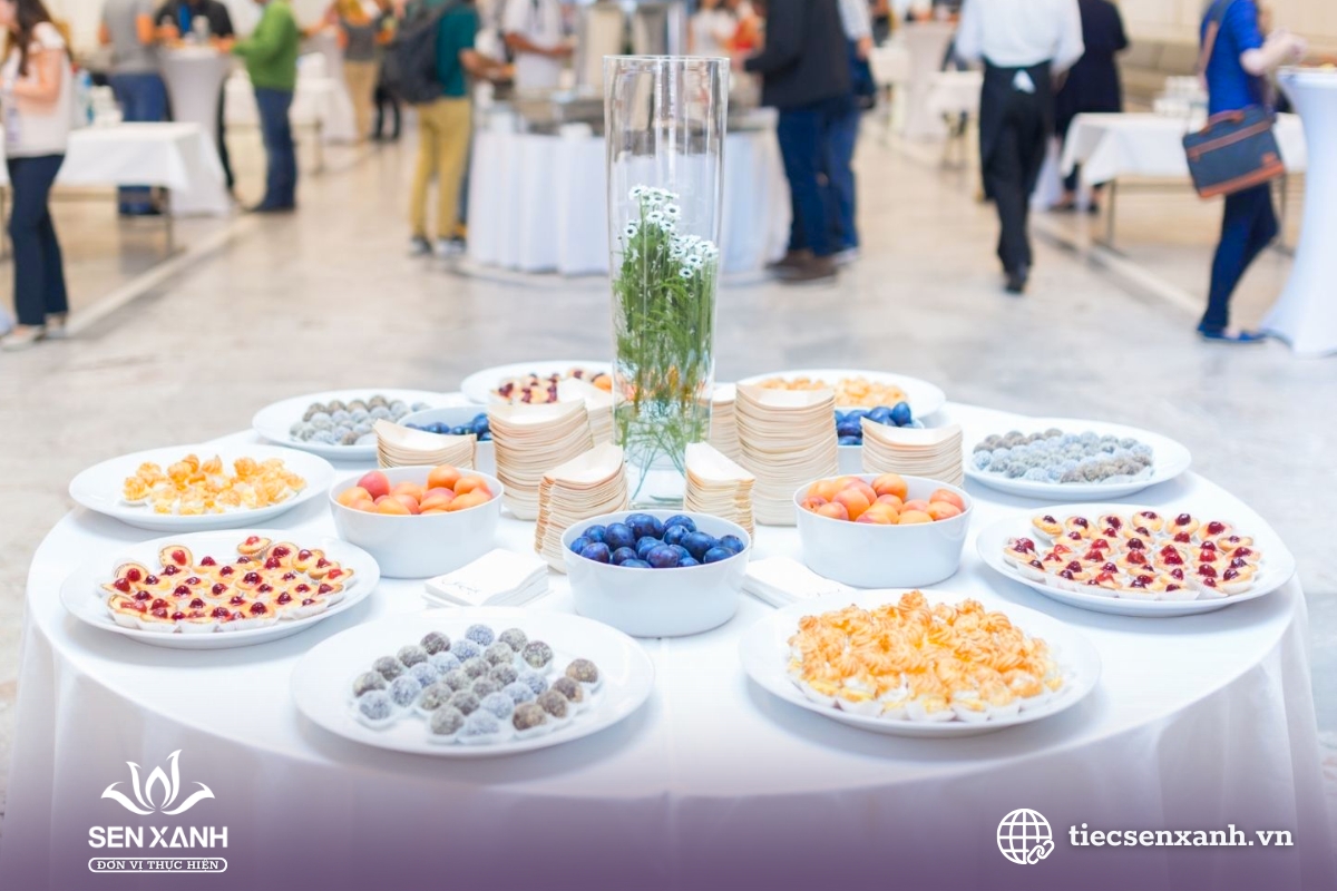 Tr&igrave;nh b&agrave;y m&oacute;n tr&aacute;ng miệng sang trọng tại tiệc c&ocirc;ng ty