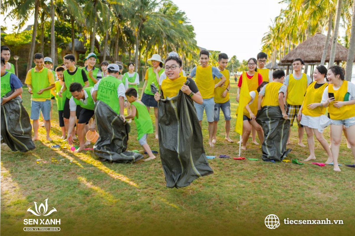 Tr&ograve; chơi team building gần th&aacute;c khoang xanh