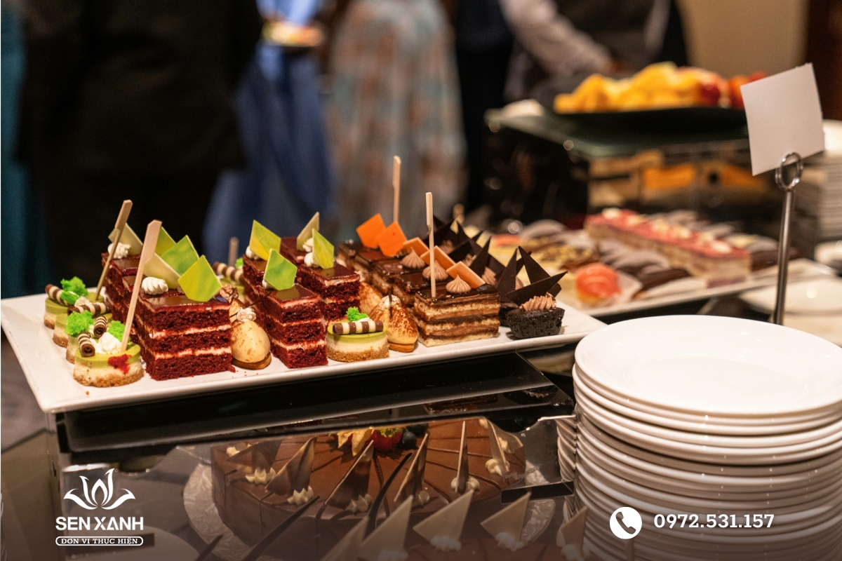 Trong tiệc buffet n&ecirc;n d&ugrave;ng đĩa mới cho mỗi lượt ăn