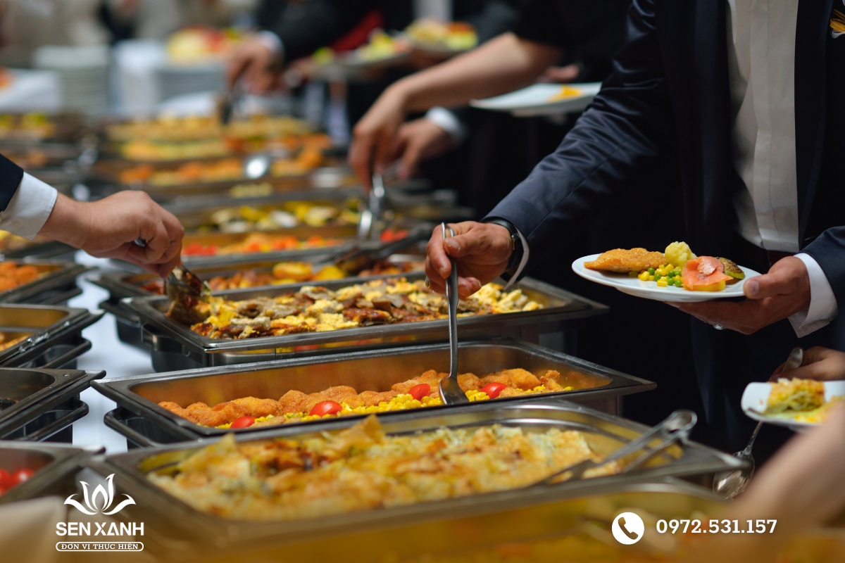 Trong tiệc buffet n&ecirc;n lấy c&aacute;c m&oacute;n vừa đủ phần ăn