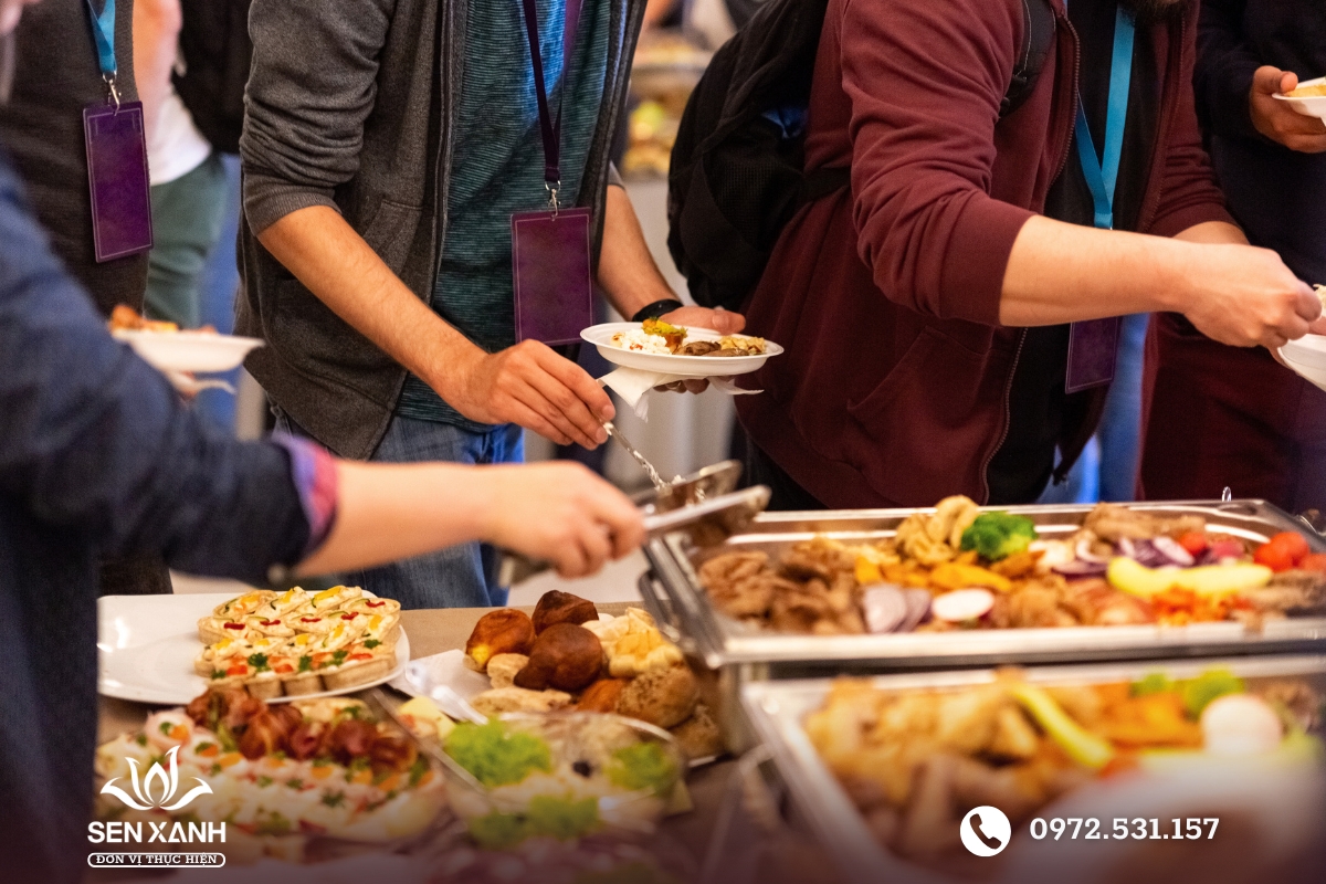 Xếp h&agrave;ng ngay ngắn lấy m&oacute;n trong tiệc buffet