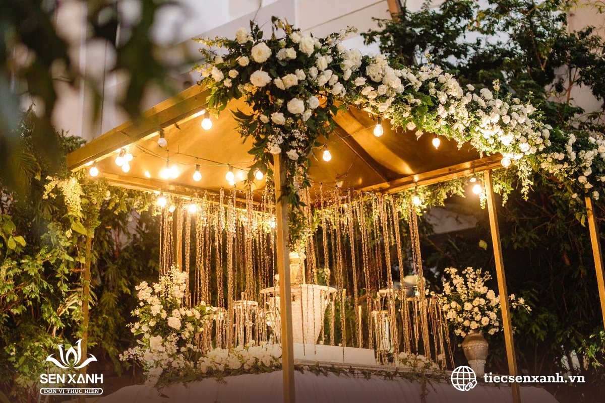 &Aacute;nh s&aacute;ng lung linh tại tiệc đ&iacute;nh h&ocirc;n ngo&agrave;i trời