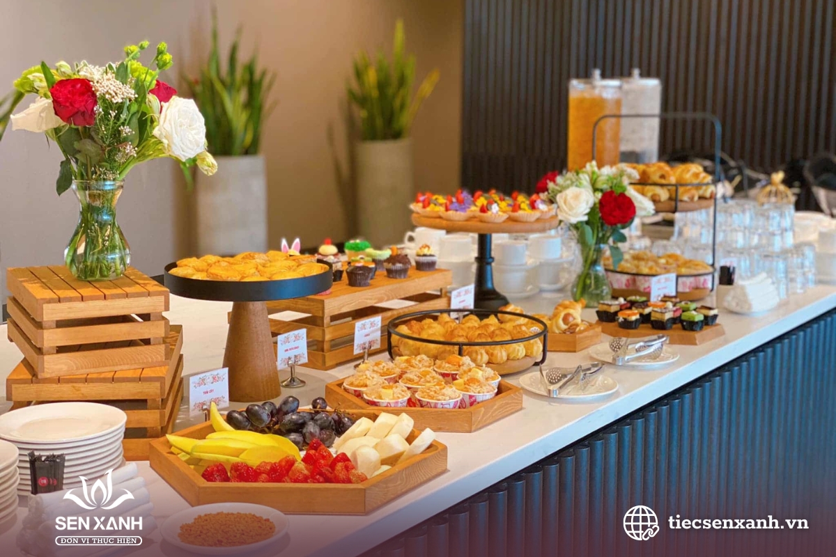 B&agrave;n teabreak cao cấp tiệc kỷ niệm c&ocirc;ng ty