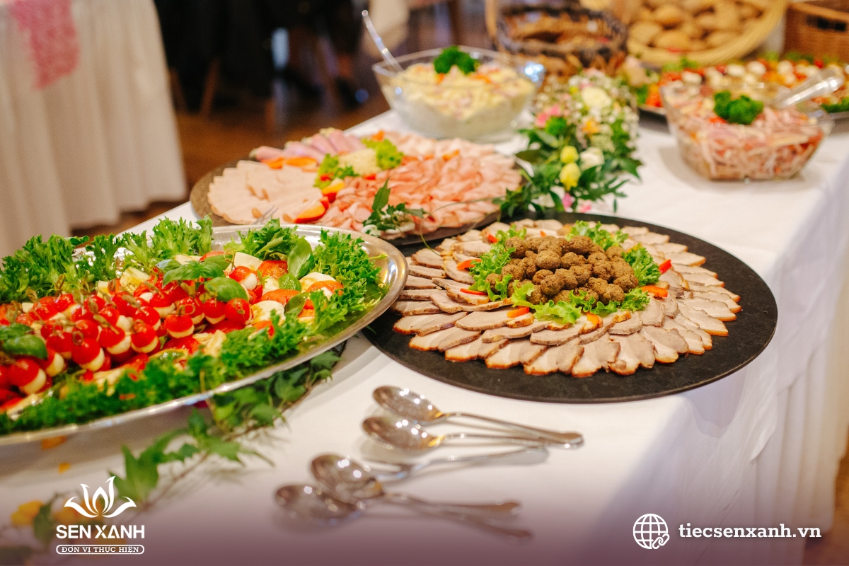 B&agrave;n tiệc buffet sự kiện tiệc kỷ niệm c&ocirc;ng ty