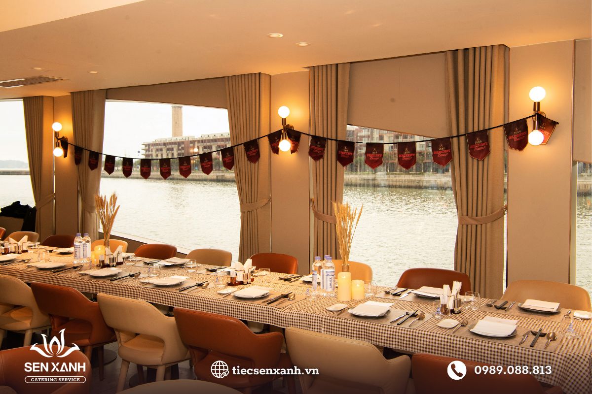 B&agrave;n tiệc tr&ecirc;n du thuyền