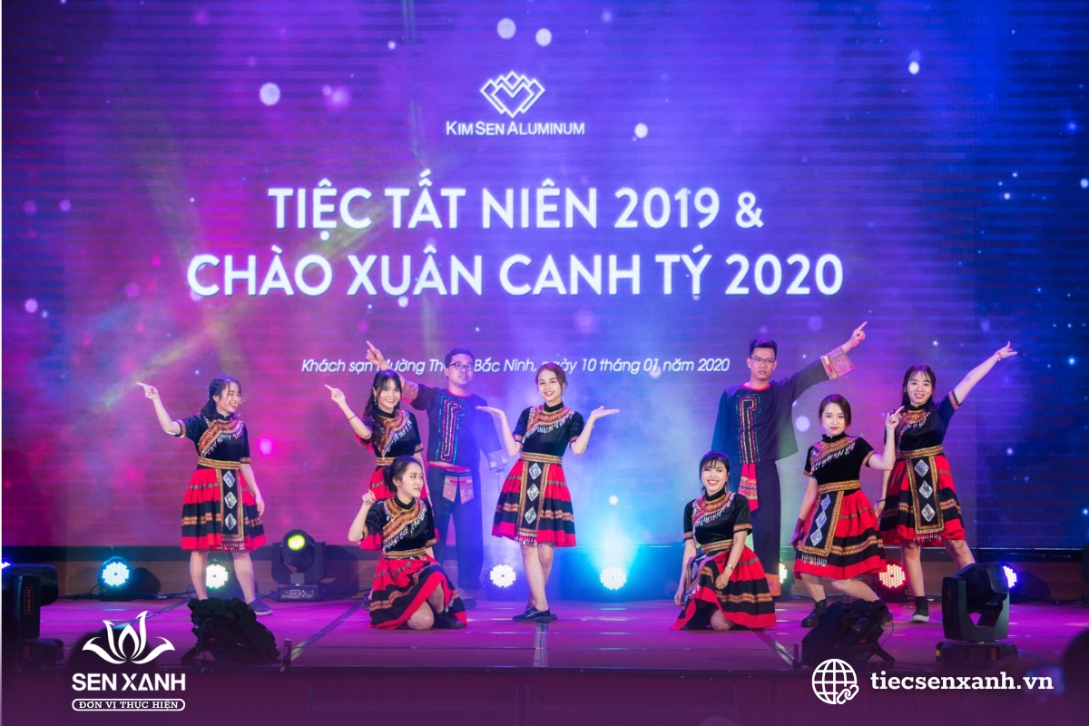 C&aacute;c tiết mục văn nghệ s&ocirc;i động trong buổi tiệc cuối năm