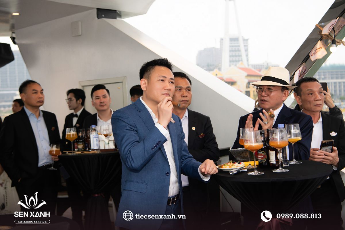 Đồ uống kết hợp tiệc nhẹ