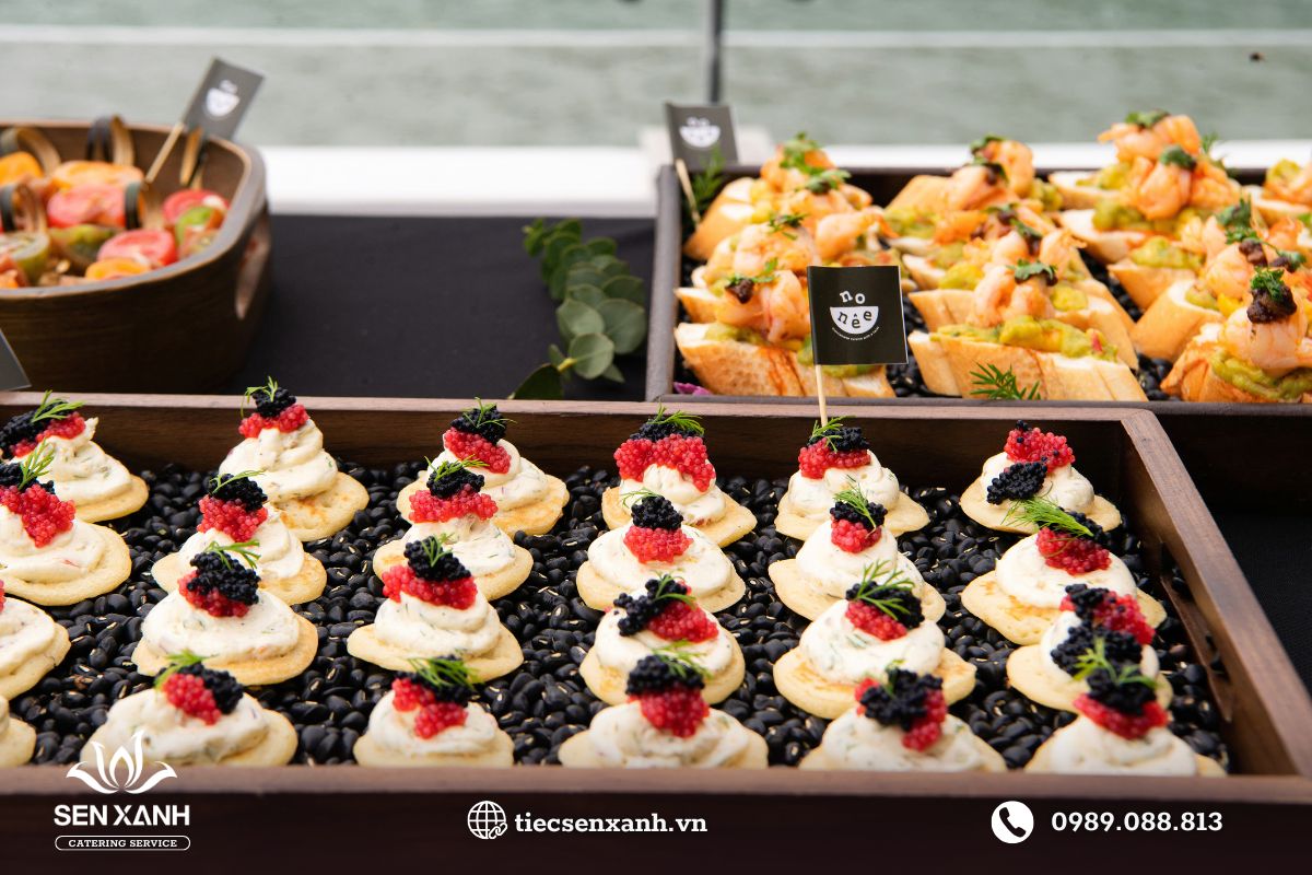 Finger food gồm nhiều m&oacute;n mặn th&uacute; vị