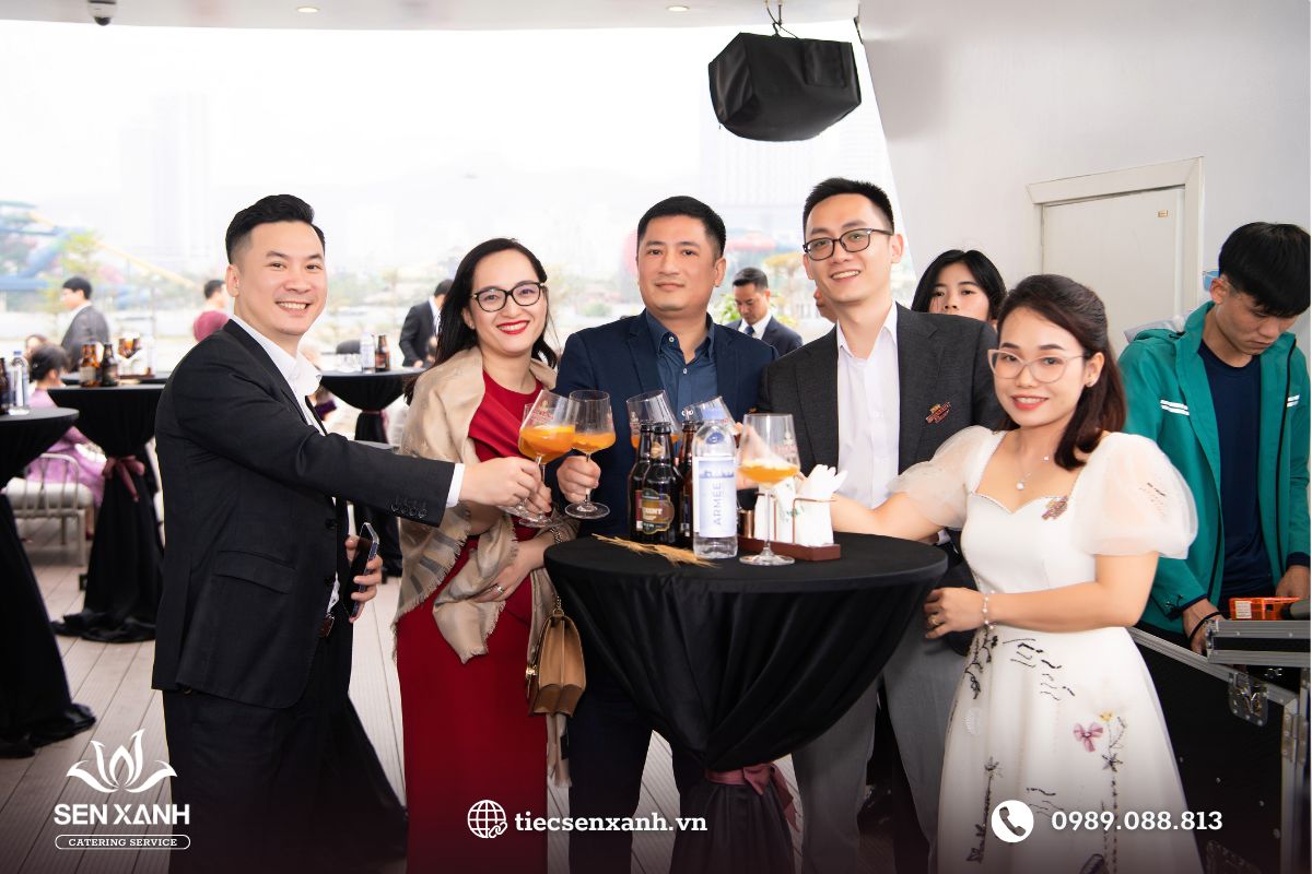 Kh&aacute;ch mời thưởng thức beer