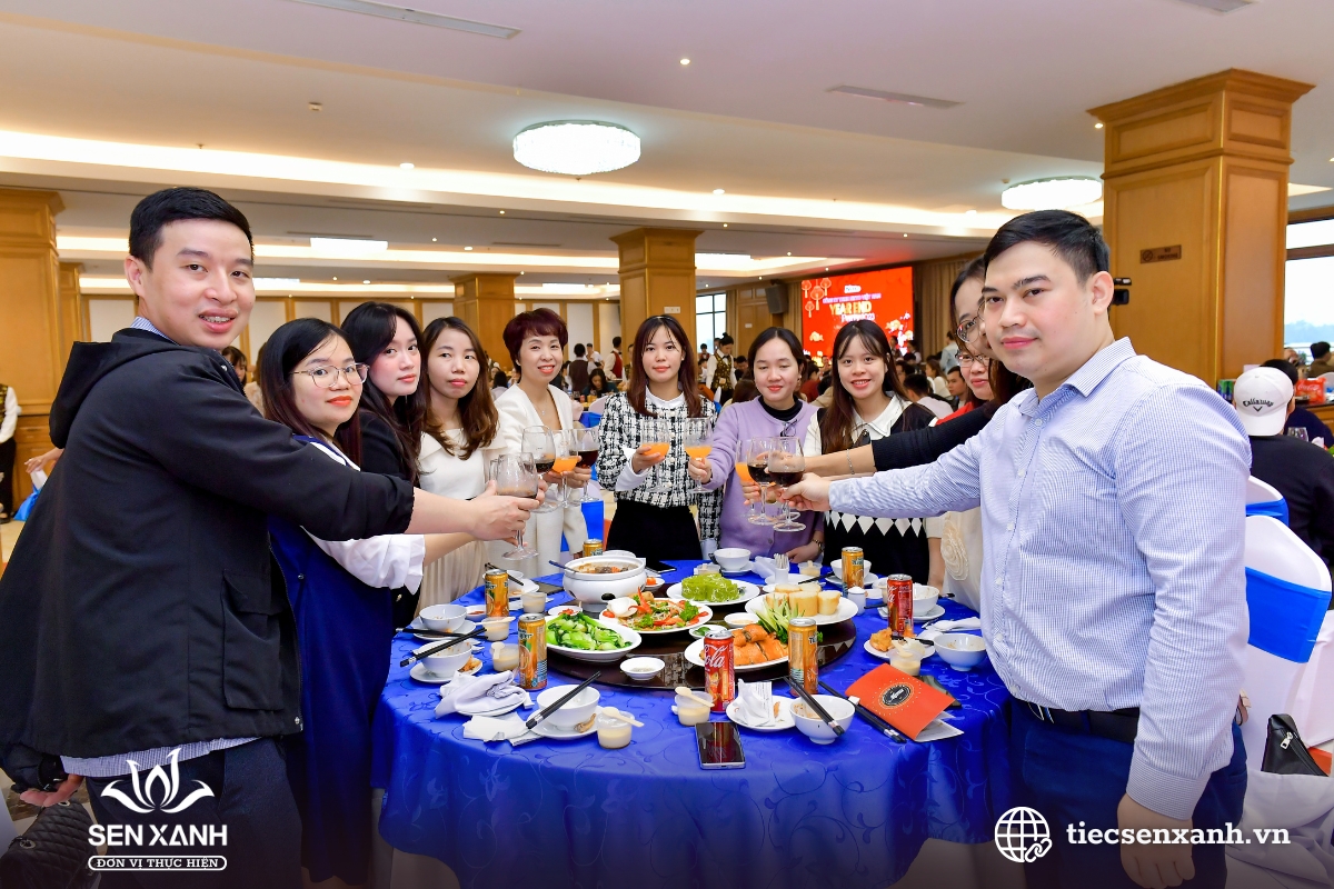 Kh&ocirc;ng kh&iacute; ấm &aacute;p tiệc tất ni&ecirc;n cuối năm