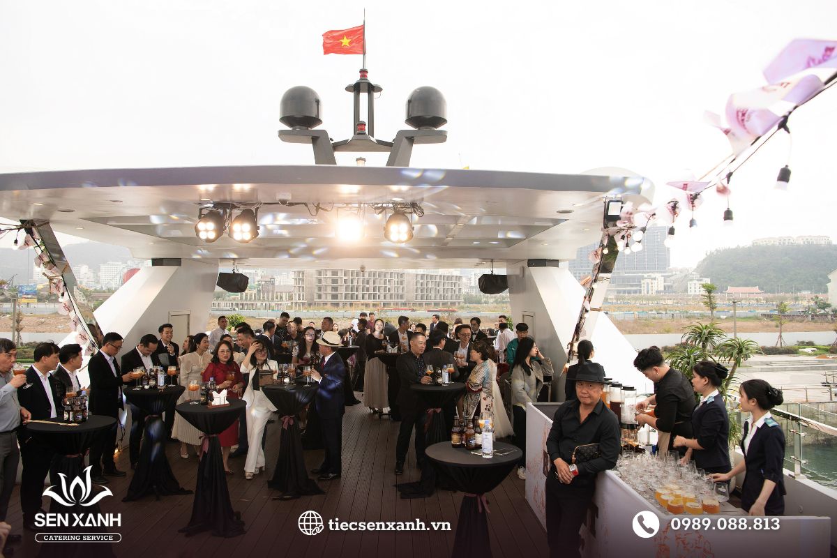 Mọi người thưởng thức cocktail