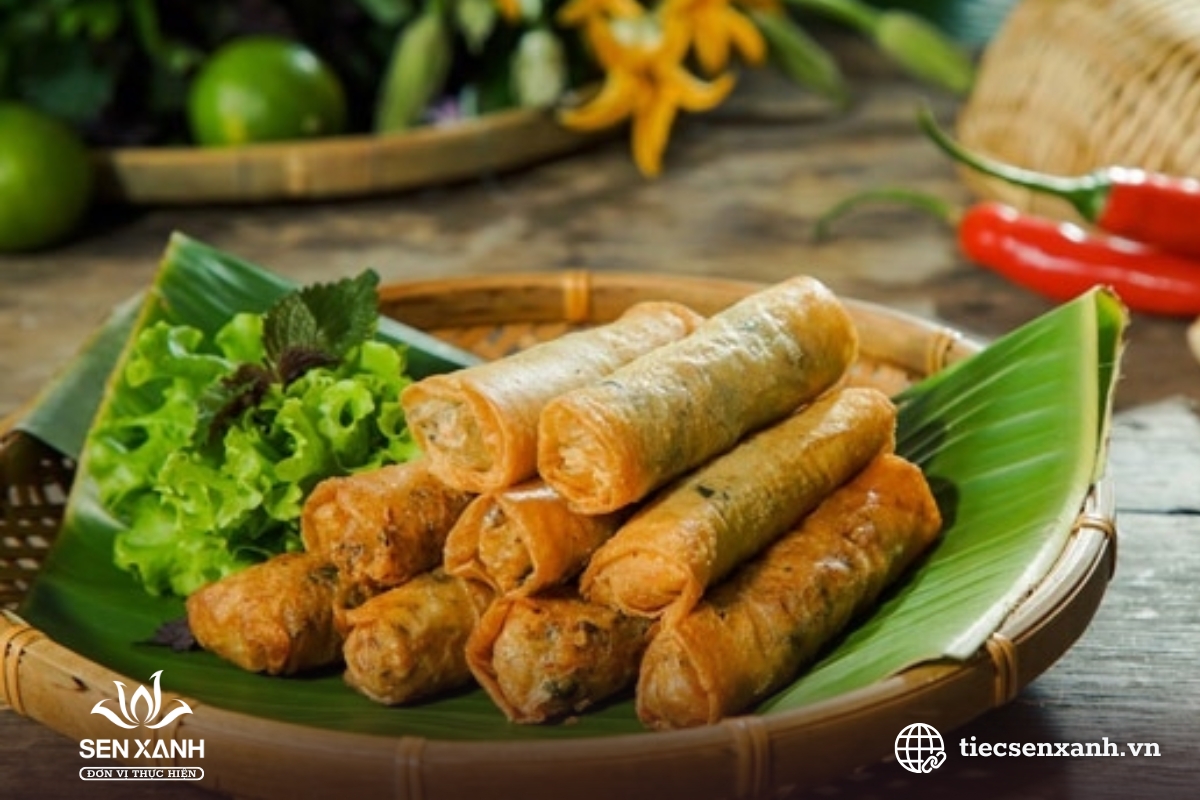 Nem chi&ecirc;n ho&agrave;ng b&agrave;o v&agrave;ng gi&ograve;n trong buổi tiệc cuối năm