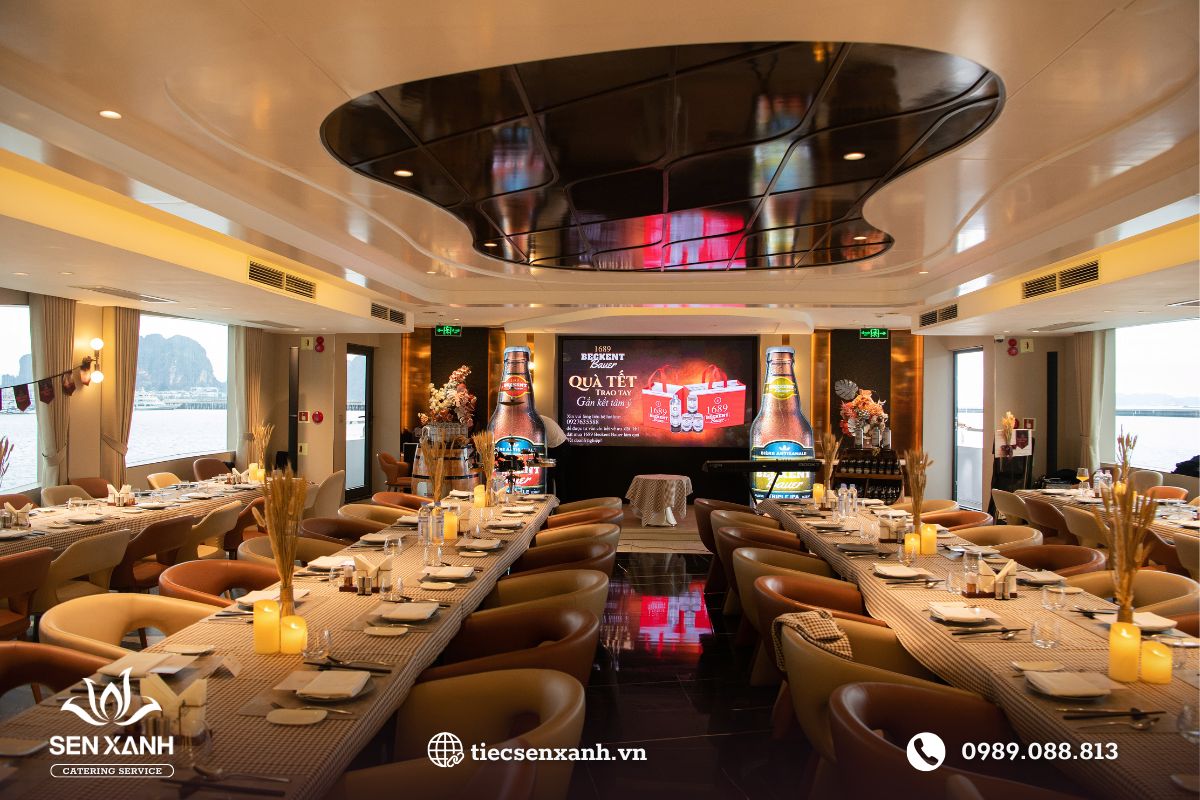 Tiệc finger food tr&ecirc;n du thuyền Hạ Long