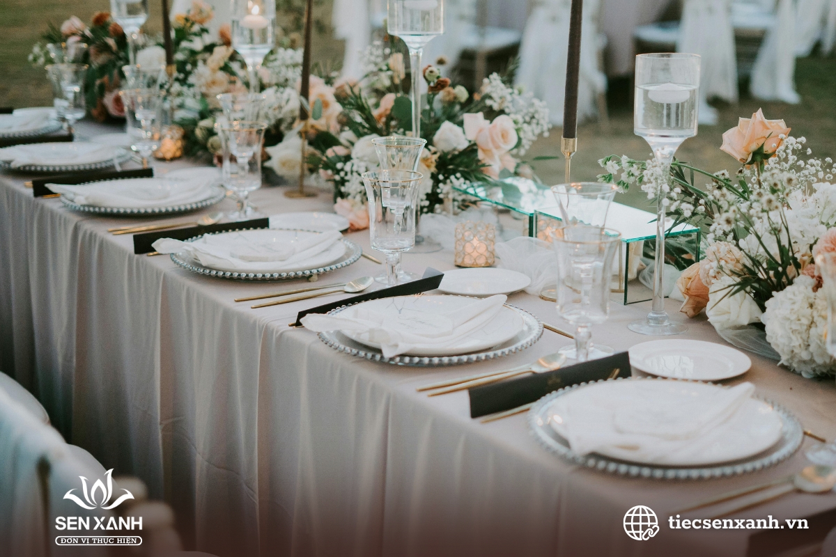 Setup b&agrave;n tiệc đ&iacute;nh h&ocirc;n với hoa