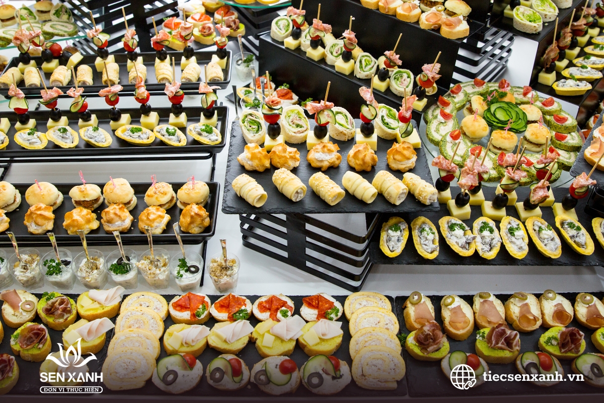 Sự thoải m&aacute;i khi tổ chức finger food cho tiệc cuối năm