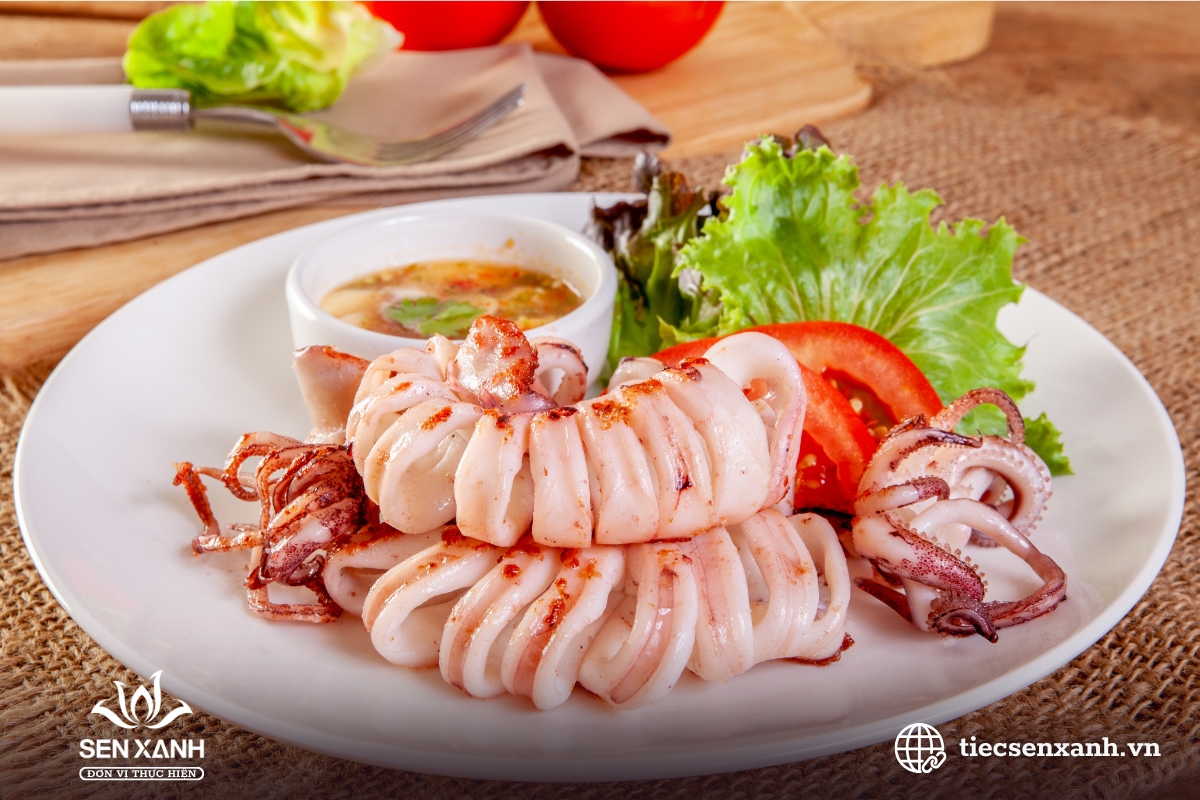 Tiệc cuối năm c&ugrave;ng với đĩa mực tươi ngọt