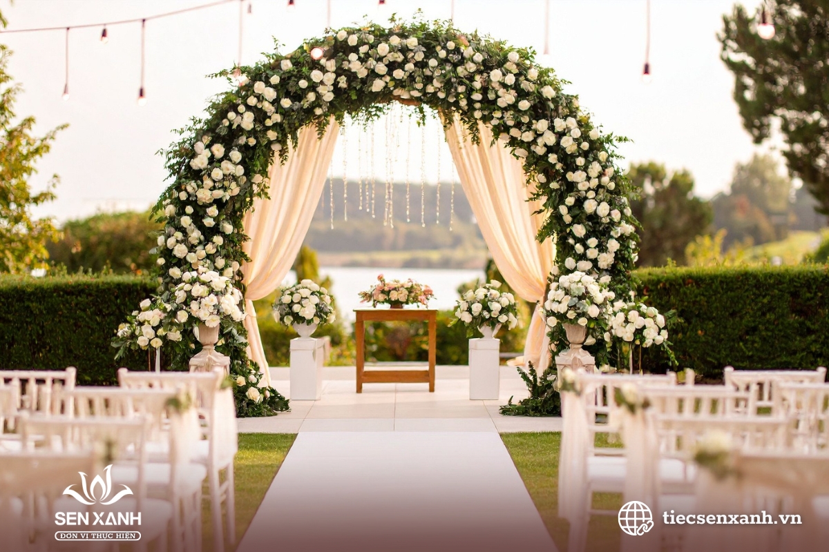 Tiệc đ&iacute;nh h&ocirc;n ngo&agrave;i trời l&atilde;ng mạn