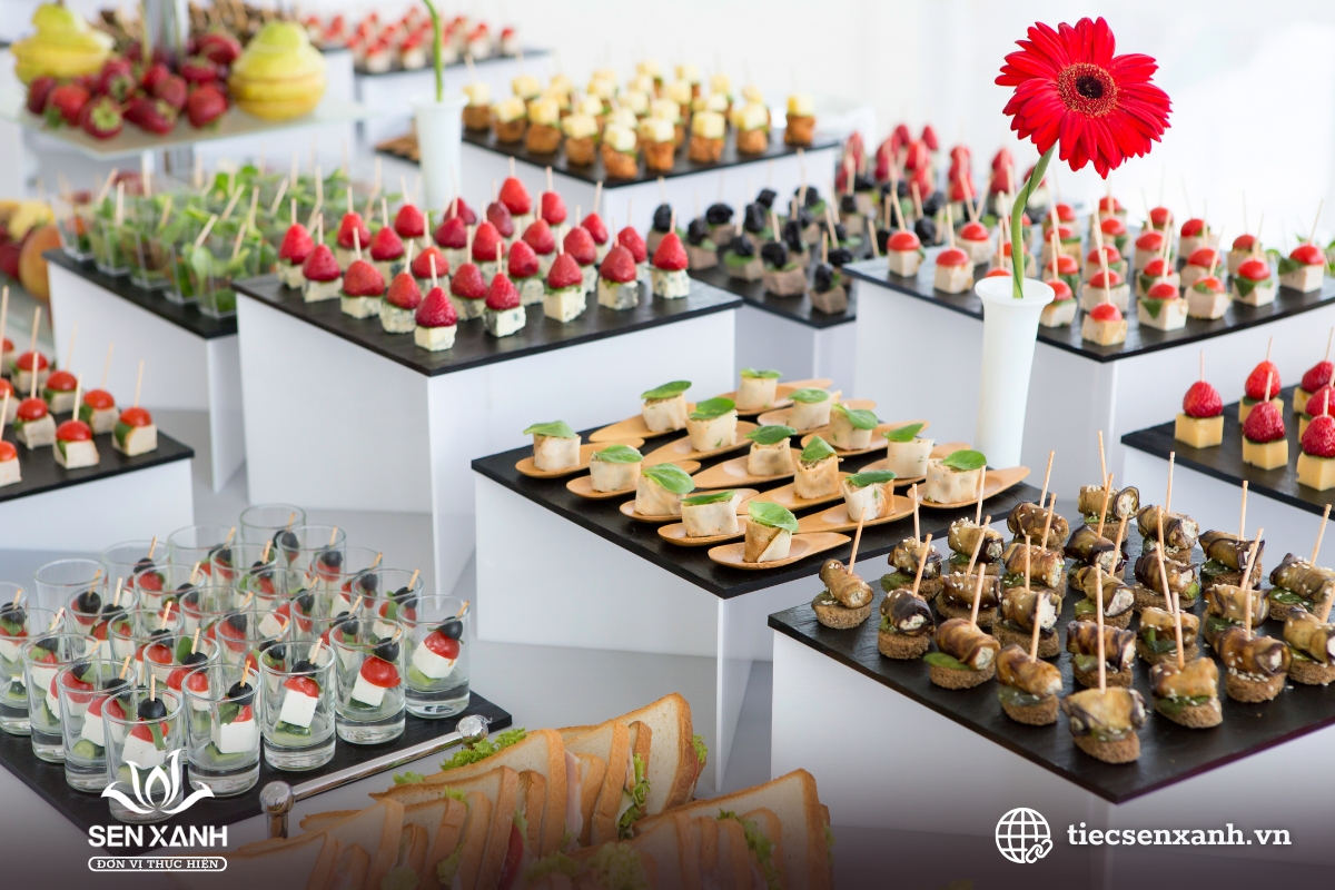 Tiệc finger food được b&agrave;y tr&iacute; trong tiệc kỷ niệm th&agrave;nh lập
