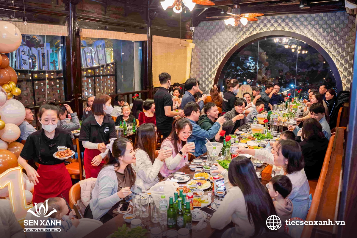 Tổ chức tiệc tất ni&ecirc;n để c&ugrave;ng nh&igrave;n lại h&agrave;nh tr&igrave;nh đ&atilde; qua
