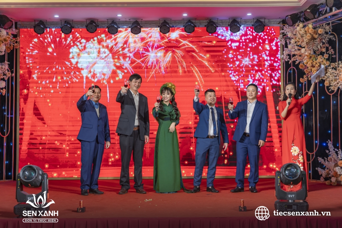 Tổ chức tiệc tất ni&ecirc;n để tổng kết h&agrave;nh tr&igrave;nh đ&atilde; qua