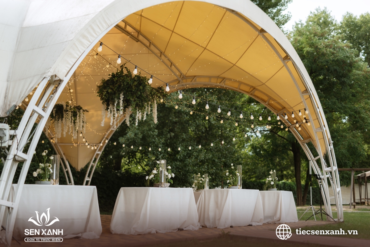 Trang tr&iacute; tiệc đ&iacute;nh h&ocirc;n ngo&agrave;i trời l&atilde;ng mạn