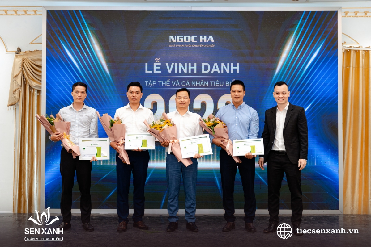Vinh danh c&aacute; nh&acirc;n, tập thể trong tiệc tất ni&ecirc;n