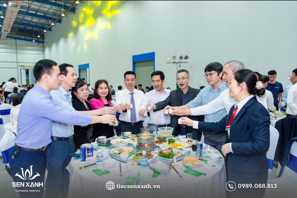 Các cán bộ nâng ly