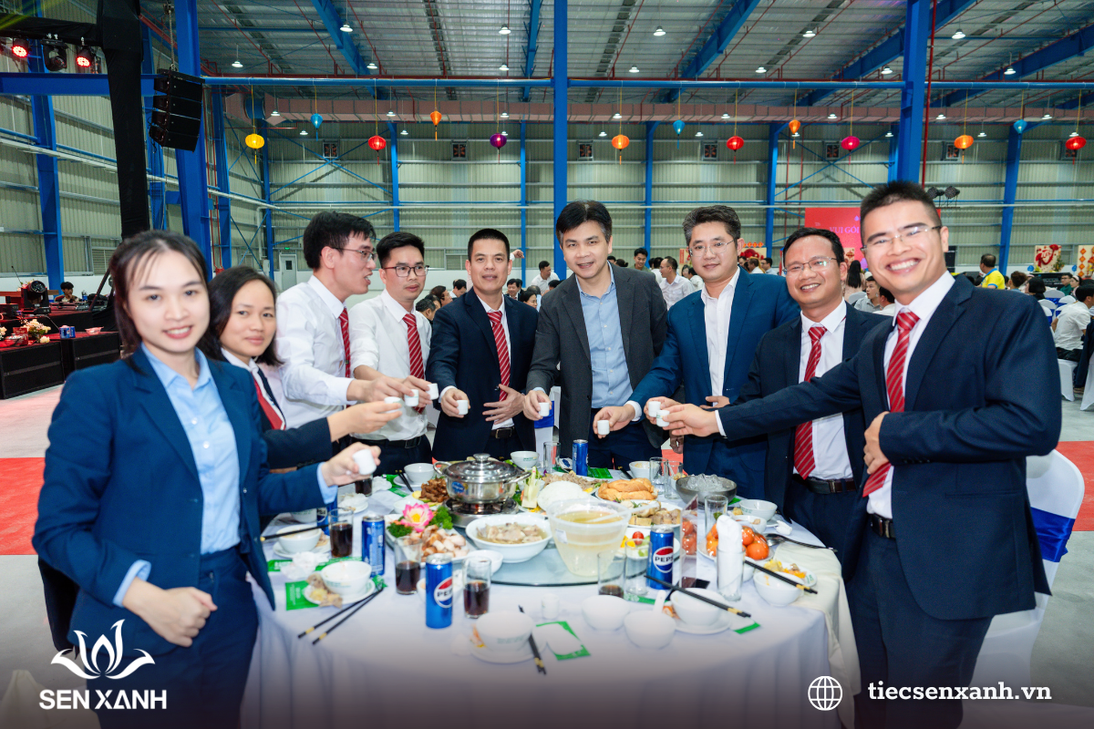 Tiệc b&agrave;n m&acirc;m tại c&ocirc;ng ty