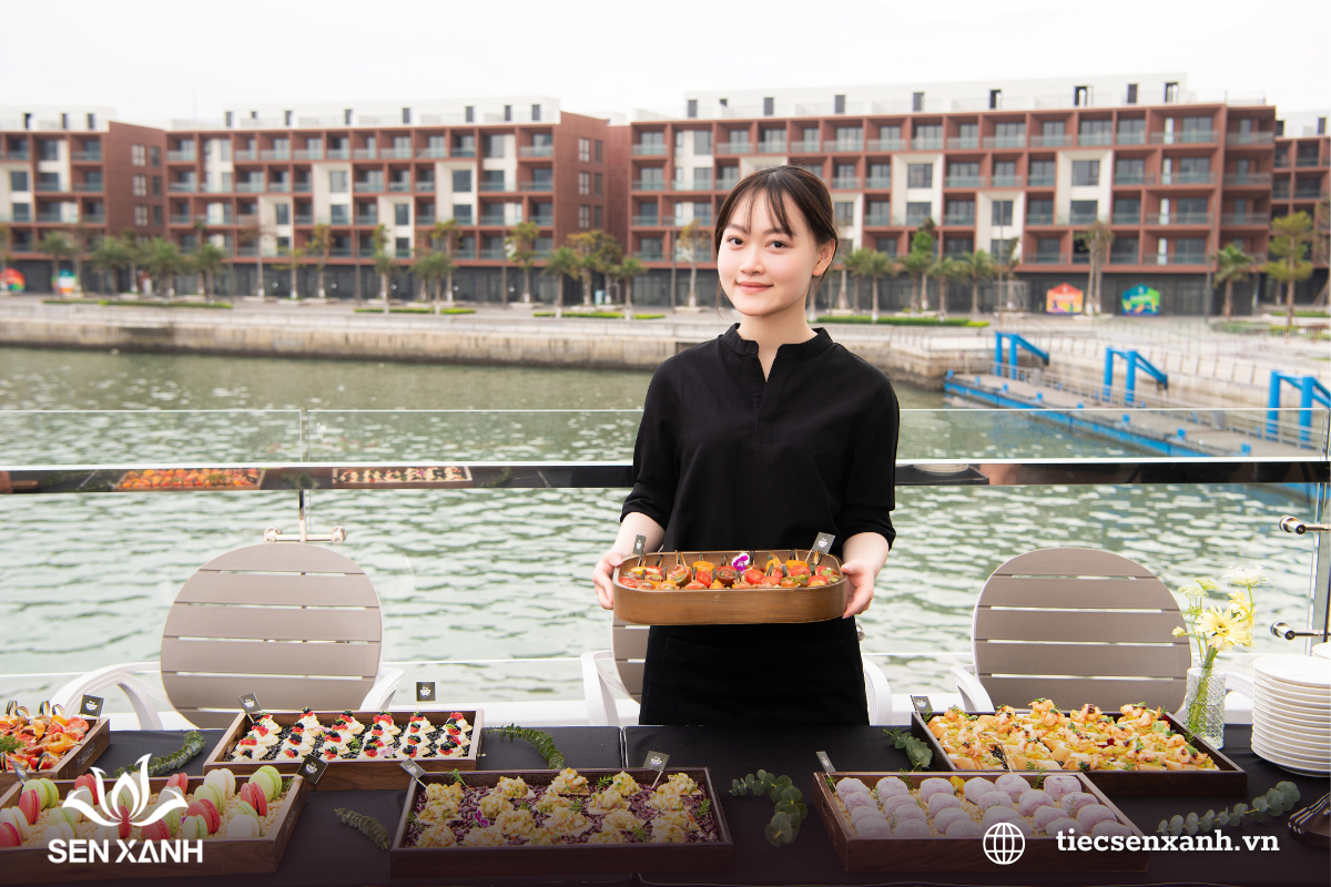 Phong c&aacute;ch phục vụ chuy&ecirc;n nghiệp trong catering sự kiện cao cấp